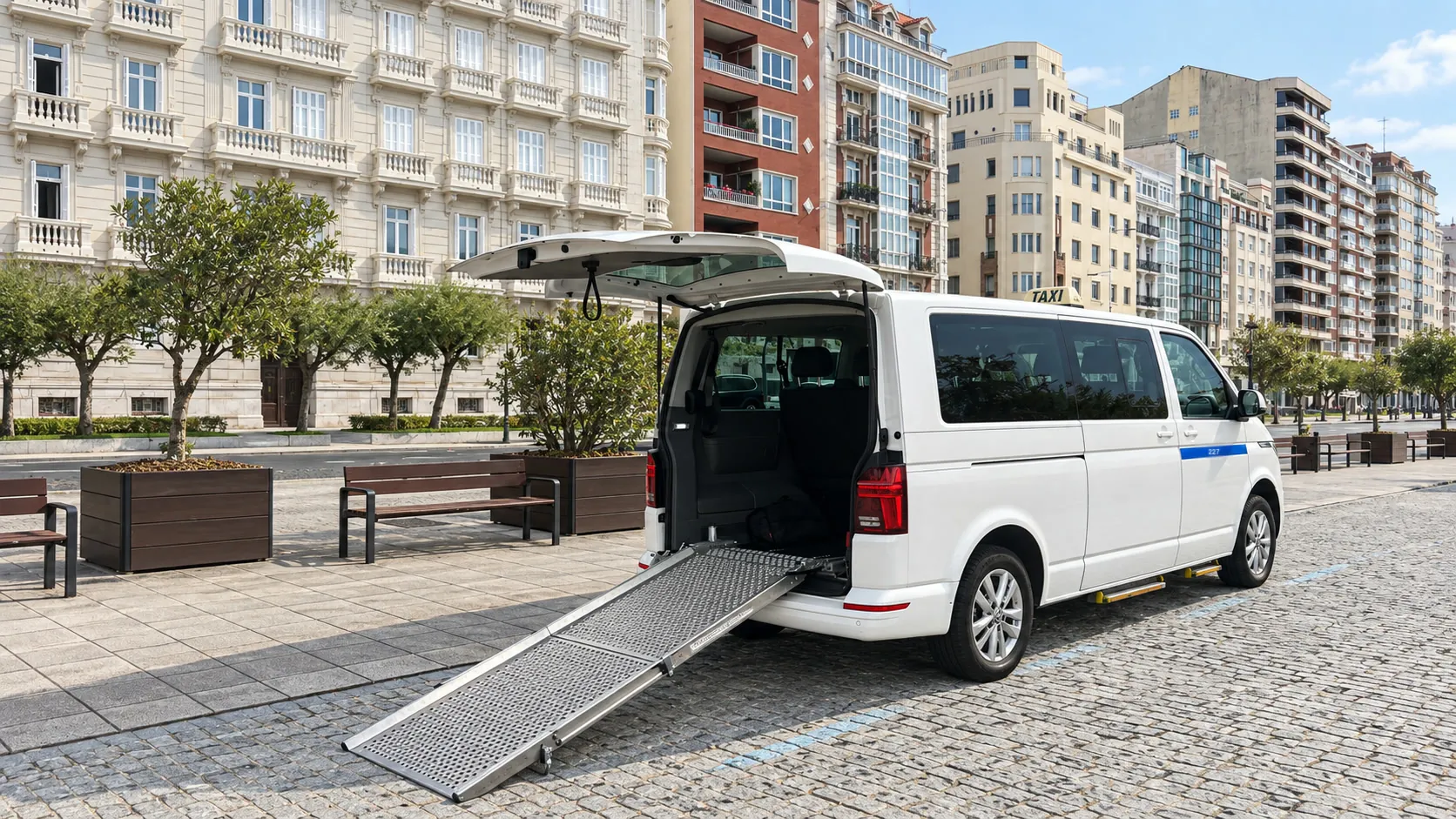 Taxi adaptado con la rampa trasera desplegada en un paseo de Santander