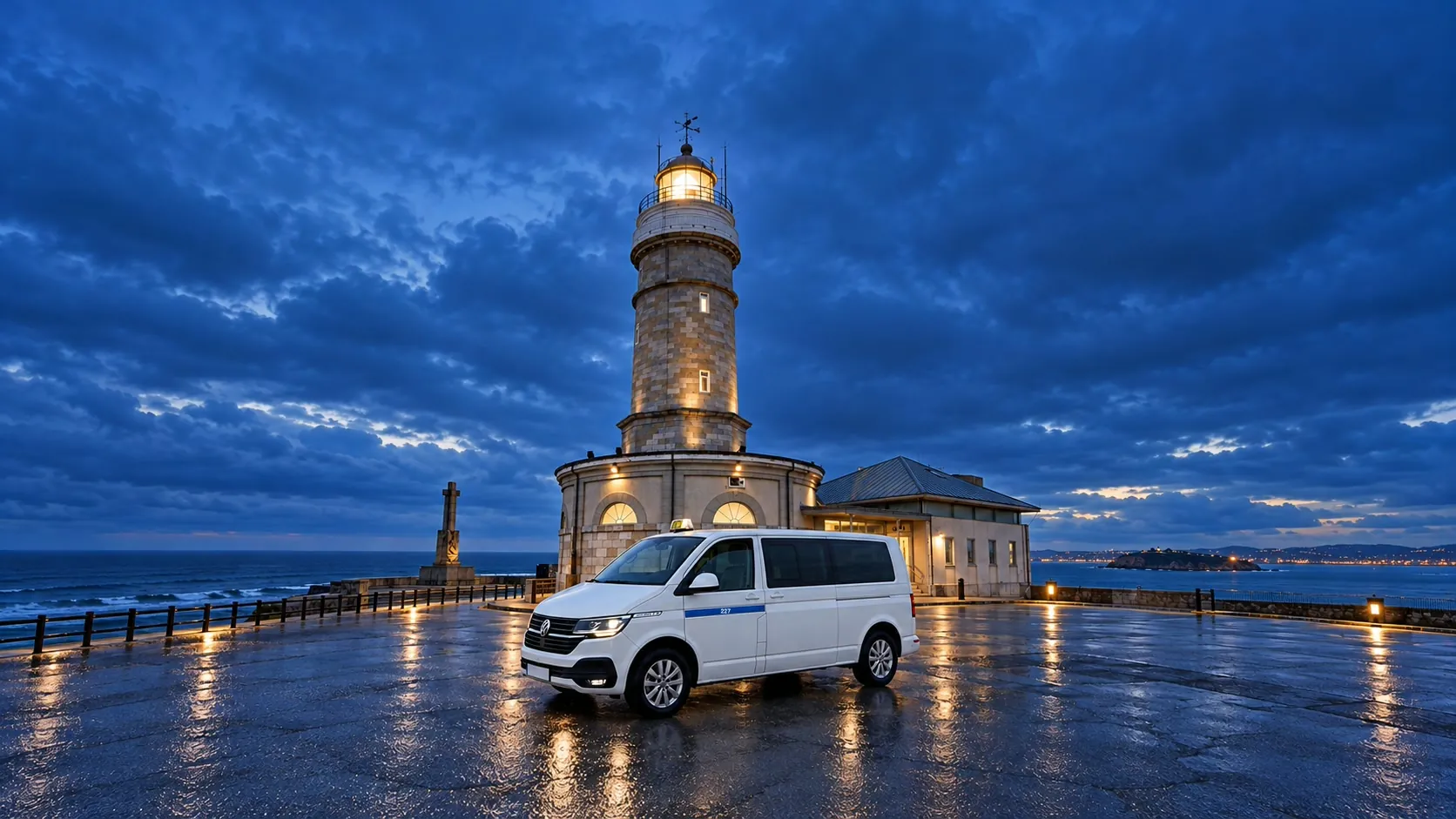 Taxi de 8 plazas blanco con franja azul ante el Faro de Cabo Mayor, Santander, al anochecer