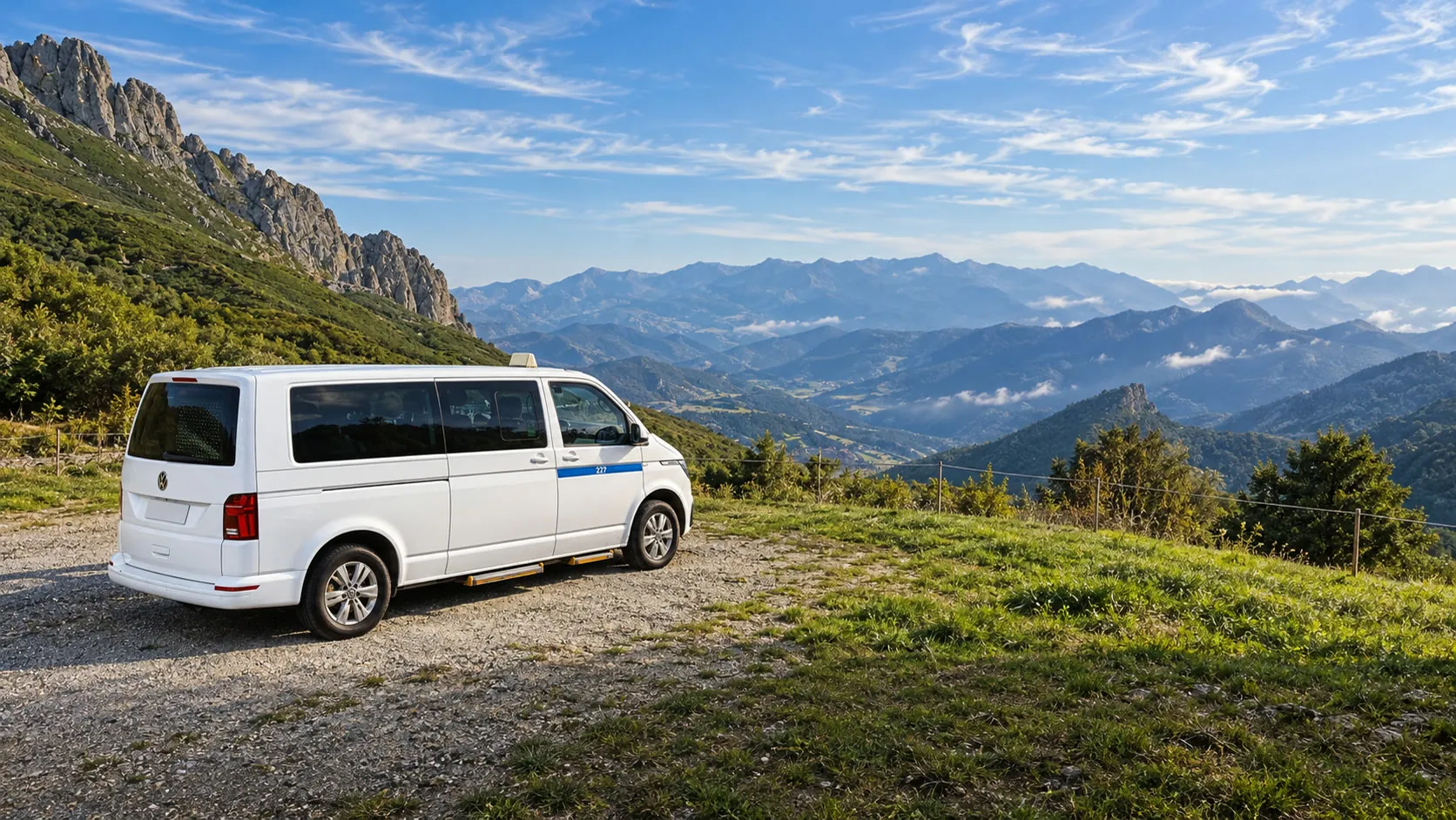 Taxi de 8 plazas en un mirador con vistas a los Picos de Europa