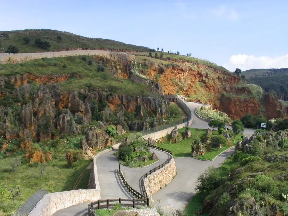 Karst landscape at Cabárceno Nature Park: reddish rocks, greenery and the park paths