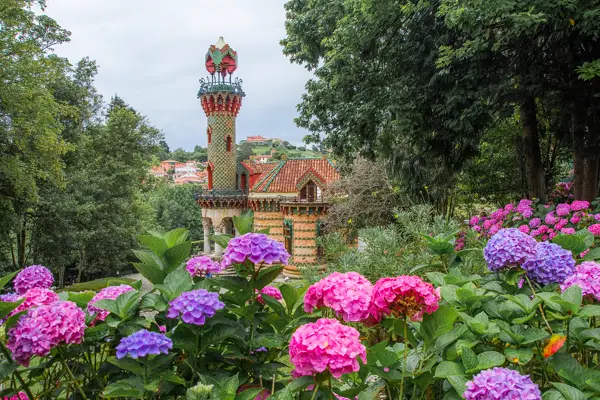 El Capricho de Gaudí, en Comillas, entre hortensias