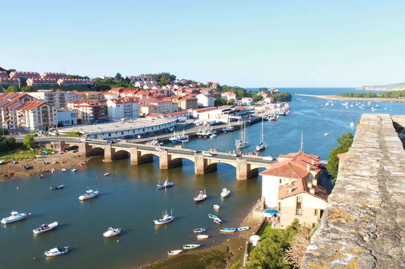 San Vicente de la Barquera: el puente sobre la ría, el puerto y el pueblo vistos desde lo alto