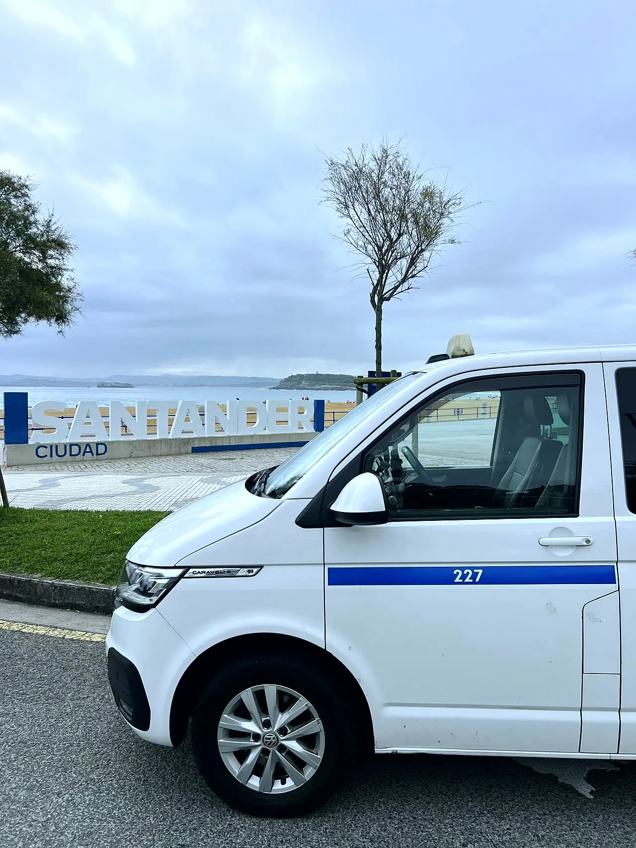 Costado de la furgoneta con el número 227 y la palabra SANTANDER